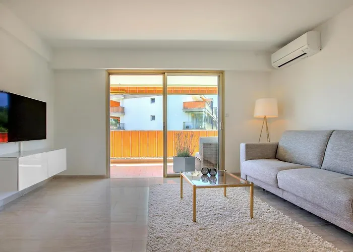 Modern Family Home 5 Min To Beach +Pool +Garage